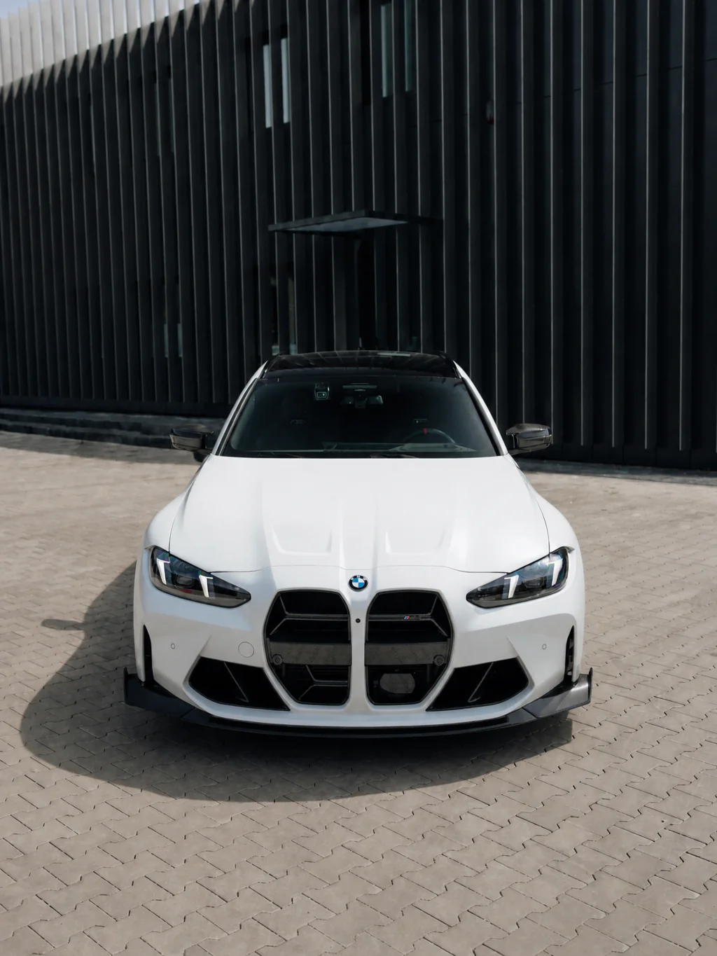 To samo BMW M3 Touring z carbonowym grillem i splitterem