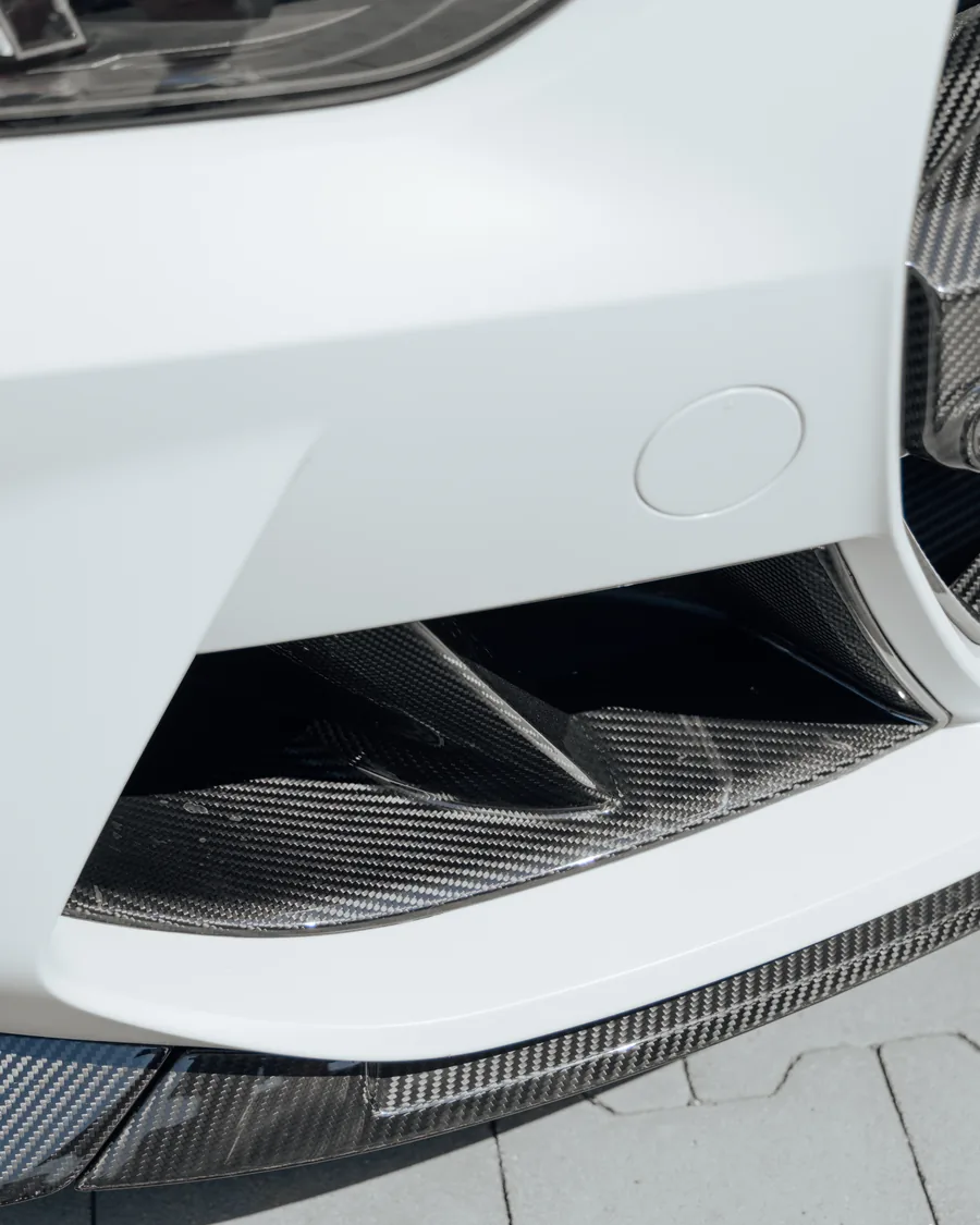 Carbonowy wlot powietrza w przednim zderzaku BMW M3